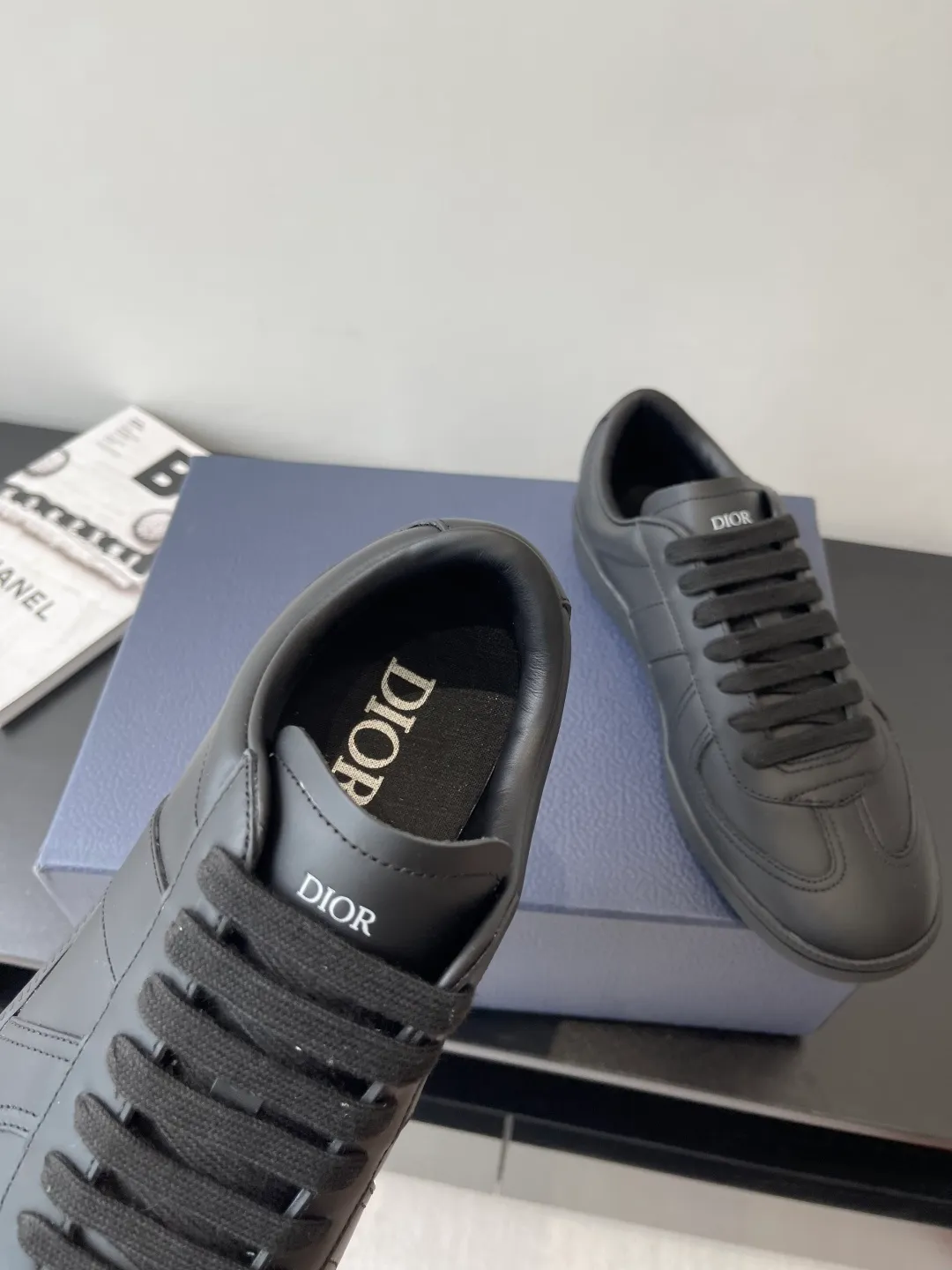 Factory price: 420💰The top version of Dior 25ss new product B01 moral training shoes. The toe size design of the couple's style is a bit wider. The upper foot comfort is perfect. The thread is beautiful. Perfectly suitable for trousers. Decorated with various classic details. It is the ideal choice for daily styling. It can be matched with various casual items to create exquisite shapes. Fabric first layer cowhide/lining sheepskin T men's shoes💰U original outsole Code number: 38-44, customized 45